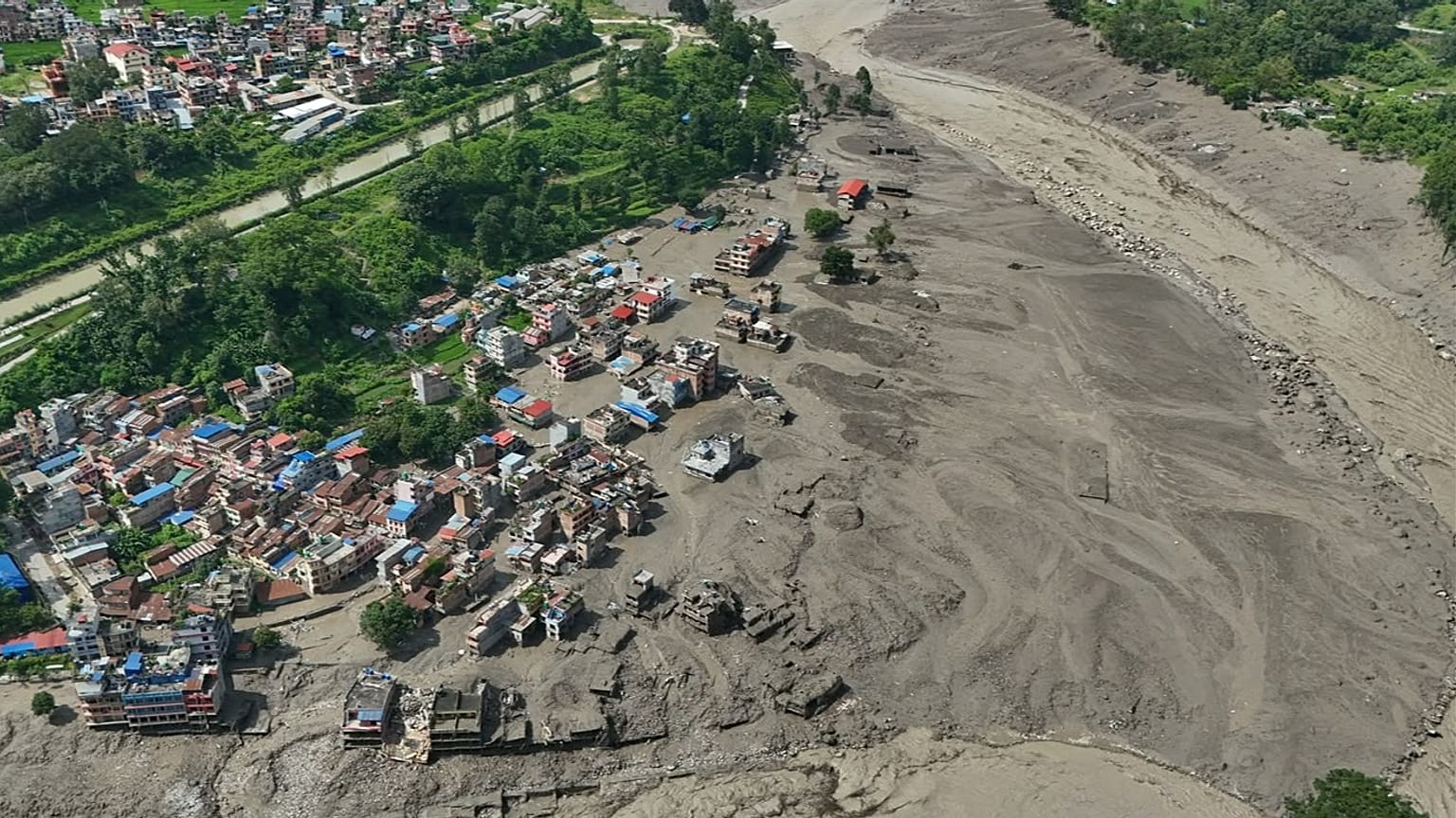 Nepal, alluvione devastante al confine con il Tibet: quasi cento morti, coinvolti anche due italiani