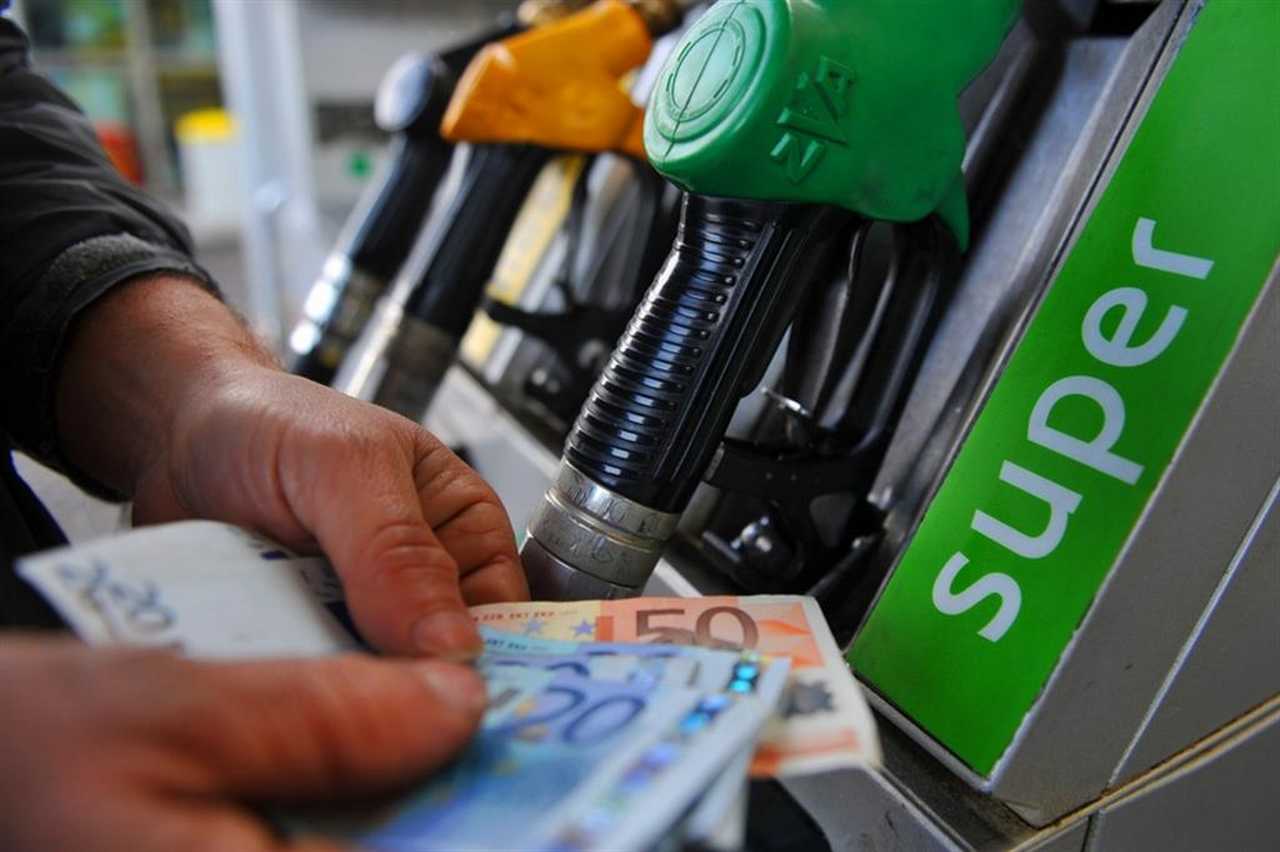 Carburanti, Eni: da lunedì prezzi calmierati a 1,99 e 2,19 euro