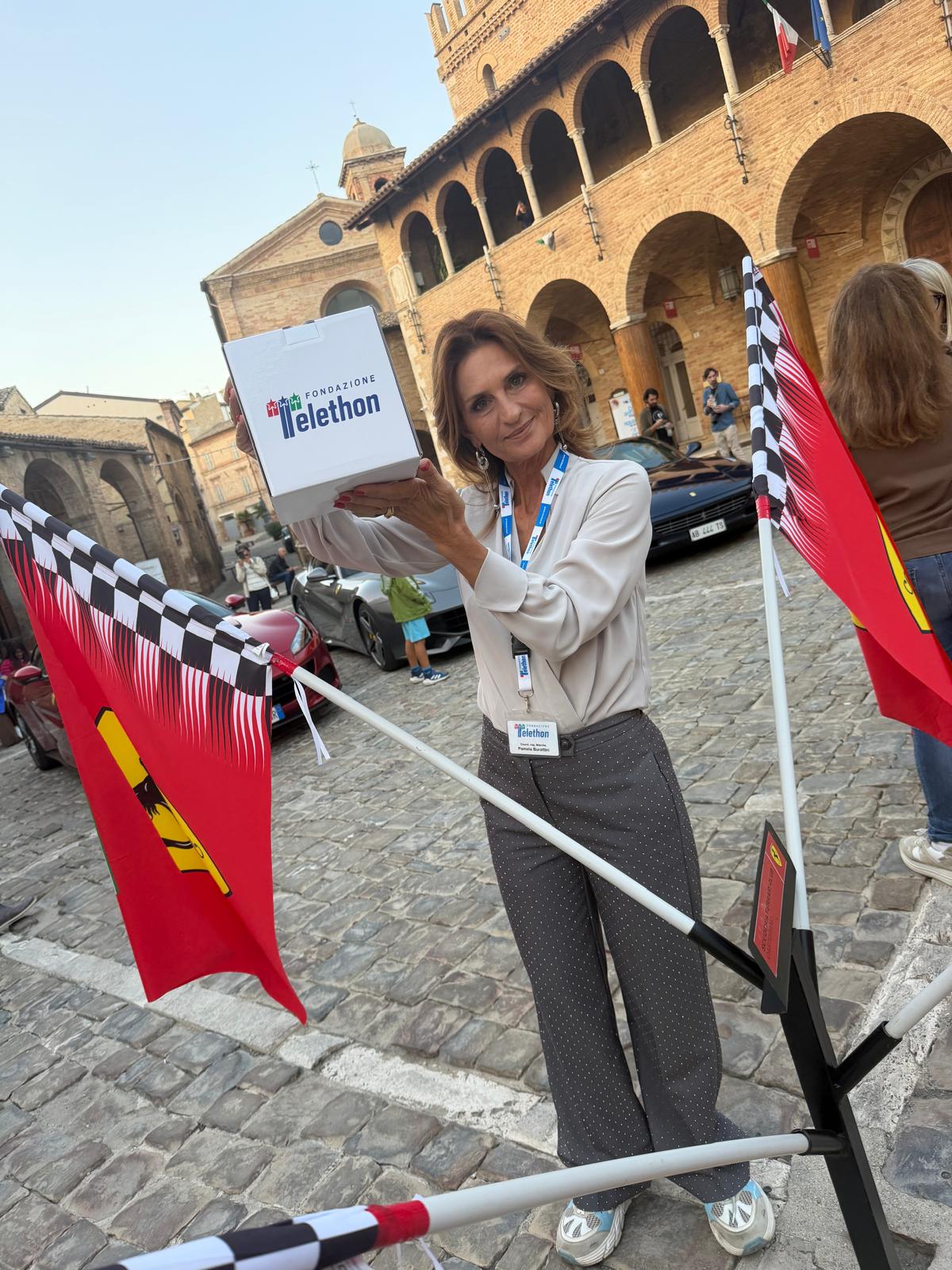 Offida, Piazza del Popolo cornice d’eccezione per l’evento della Scuderia Ferrari Club Castorano